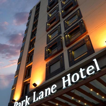 Park Lane Hotel Lahore Esterno foto The hotel at night