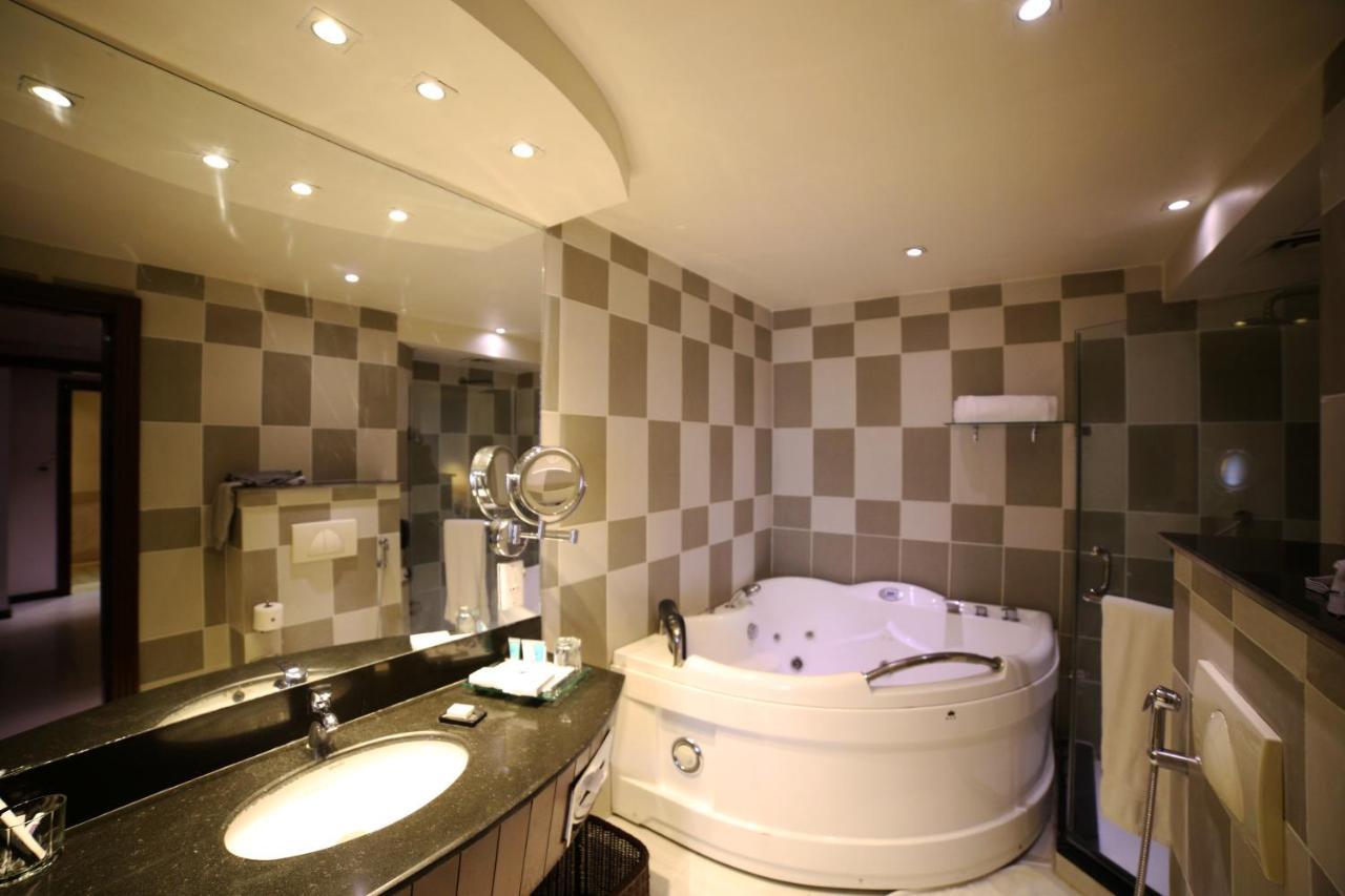 Park Lane Hotel Lahore Esterno foto A modern bathroom