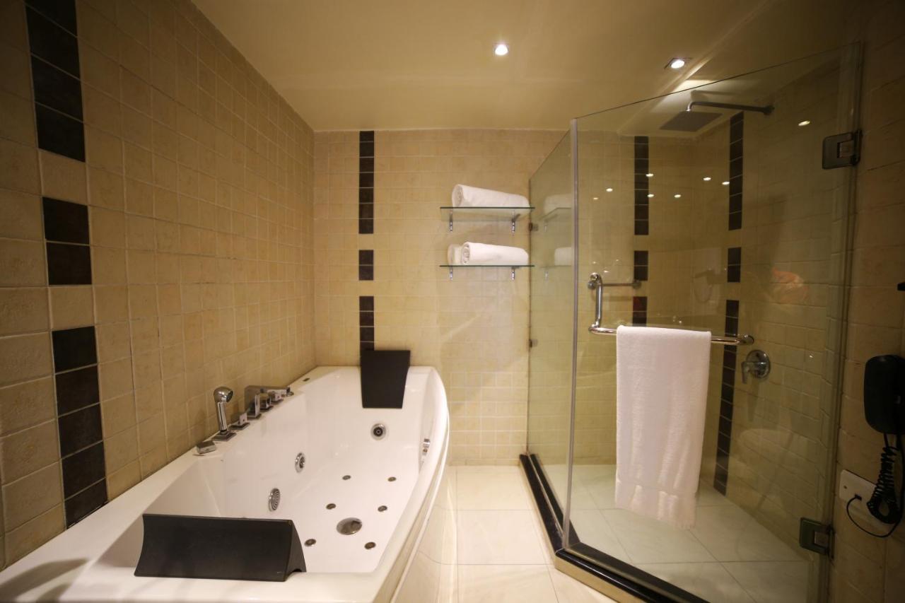 Park Lane Hotel Lahore Esterno foto A modern bathroom