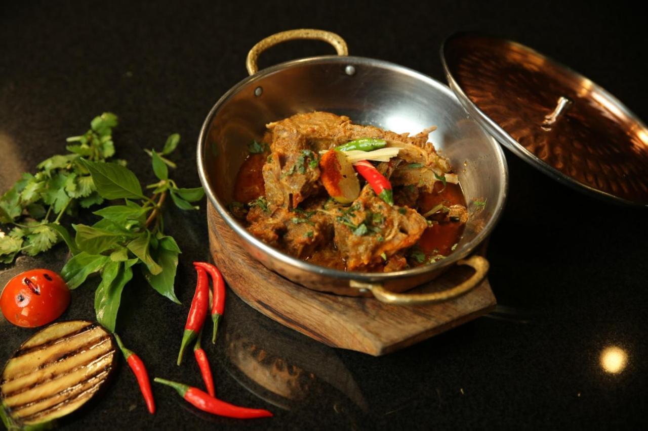 Park Lane Hotel Lahore Esterno foto Aubergine masala