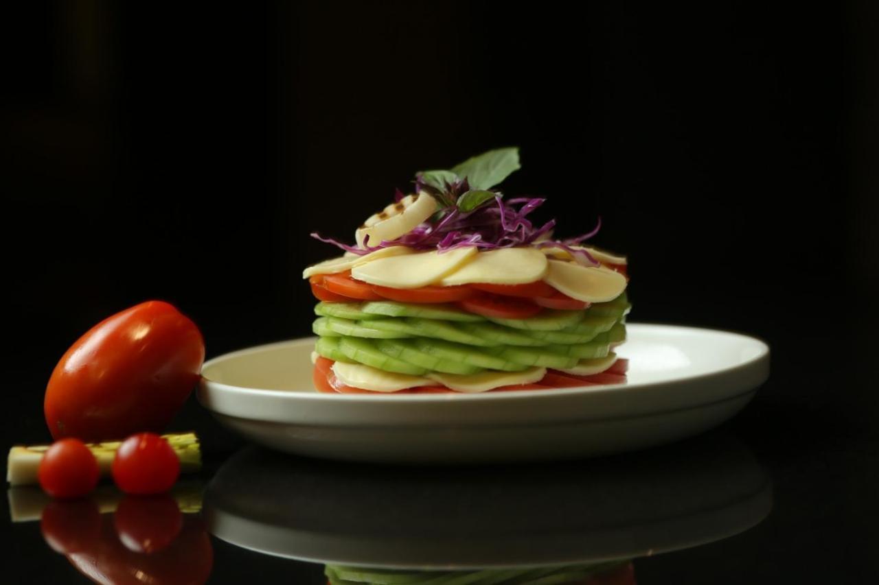 Park Lane Hotel Lahore Esterno foto A salad