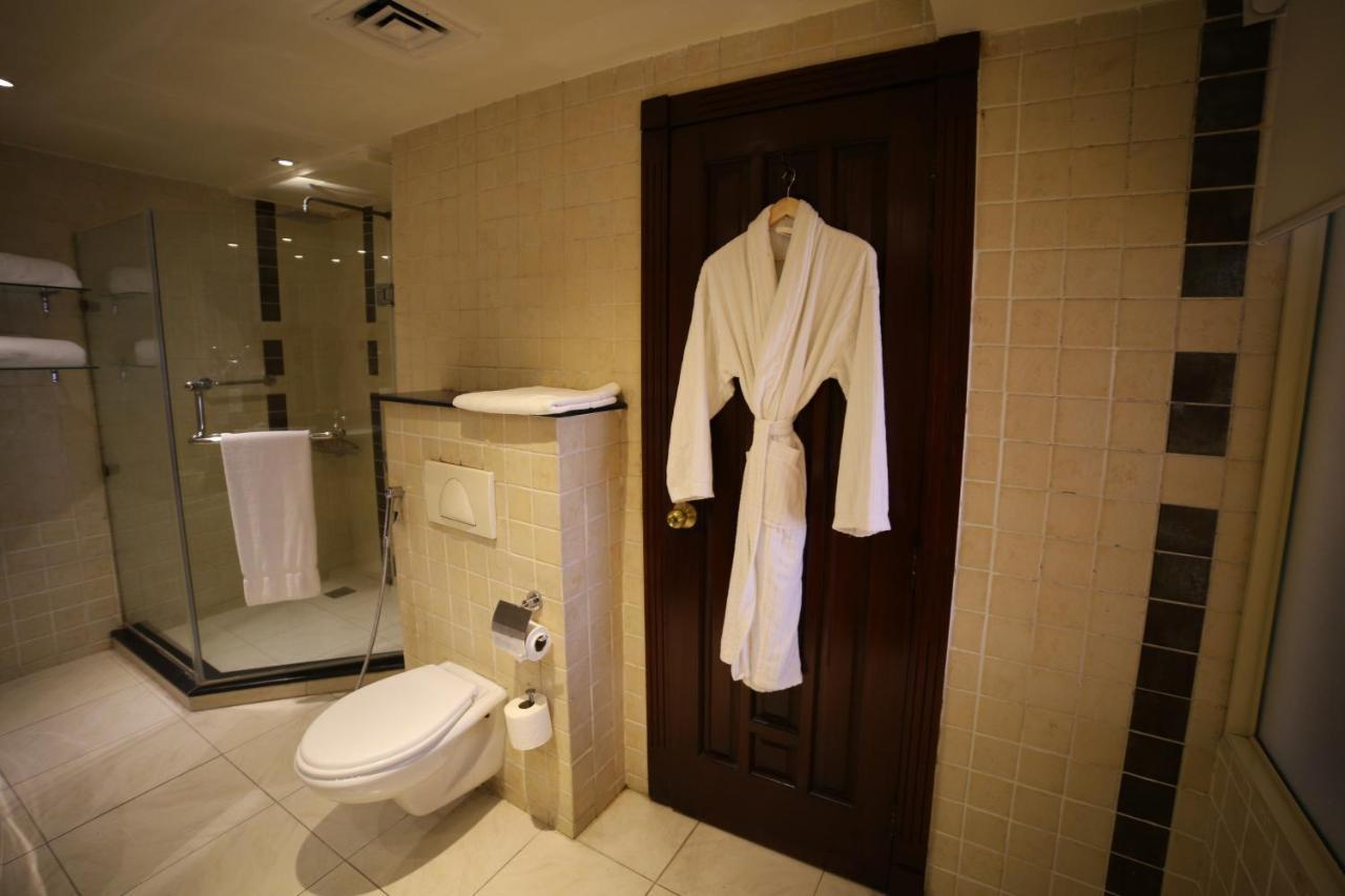 Park Lane Hotel Lahore Esterno foto A bathrobe hanging on a door