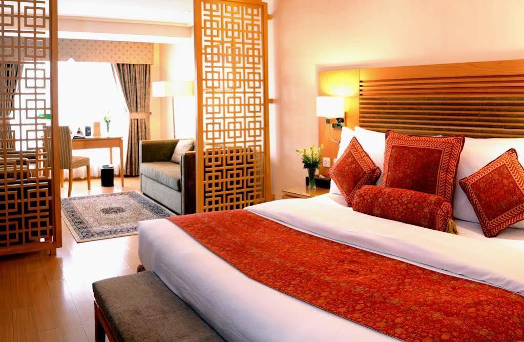 Park Lane Hotel Lahore Esterno foto A room at the hotel