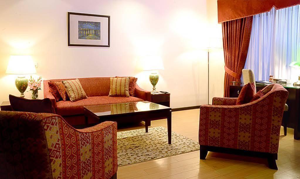 Park Lane Hotel Lahore Esterno foto A living room