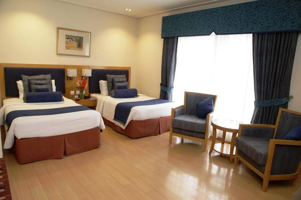 Park Lane Hotel Lahore Esterno foto A room at the hotel