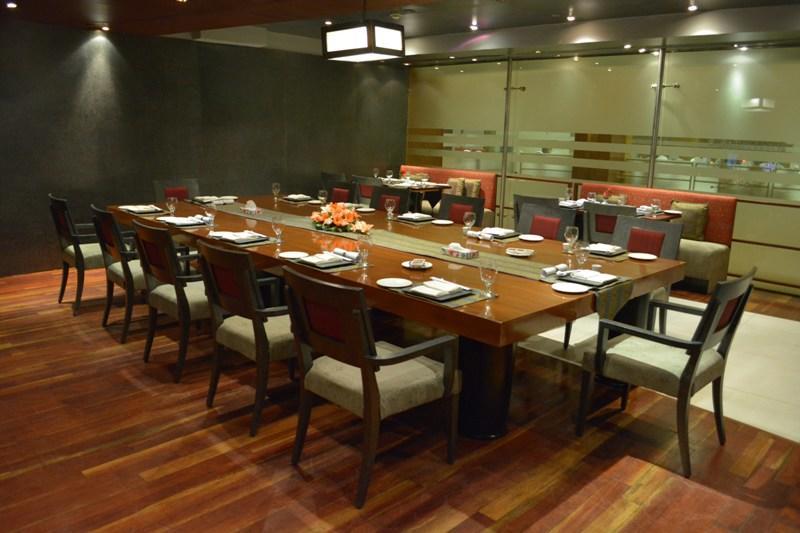 Park Lane Hotel Lahore Esterno foto A private dining room at a restaurant