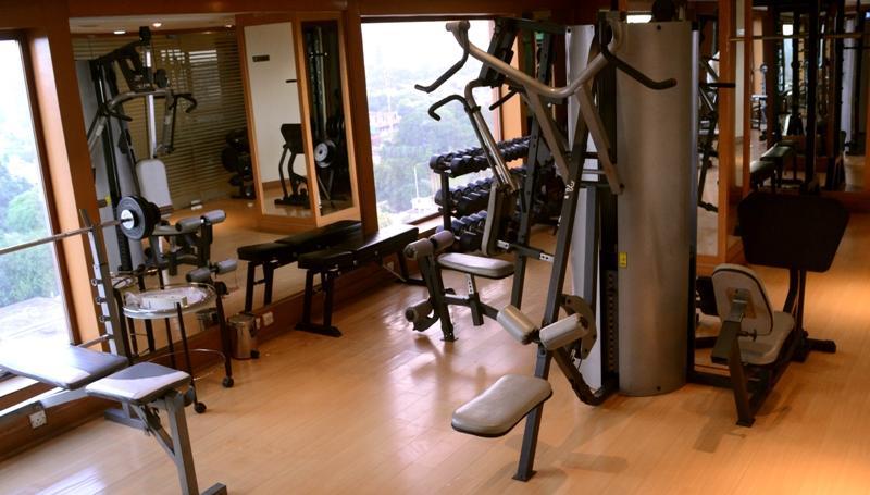Park Lane Hotel Lahore Esterno foto A gym in a hotel