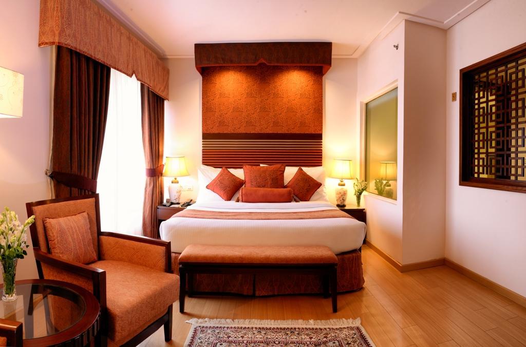 Park Lane Hotel Lahore Esterno foto A bedroom at the Taj Mahal Palace