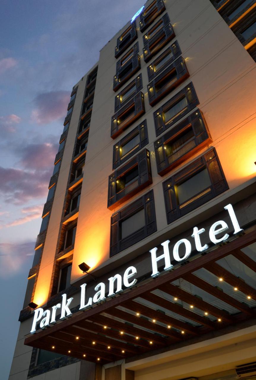 Park Lane Hotel Lahore Esterno foto The hotel at night