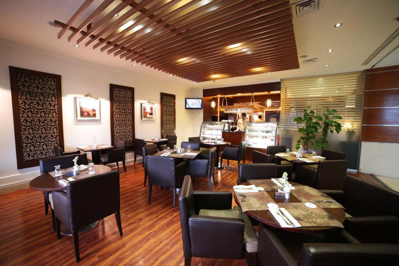 Park Lane Hotel Lahore Esterno foto The lounge at the airport