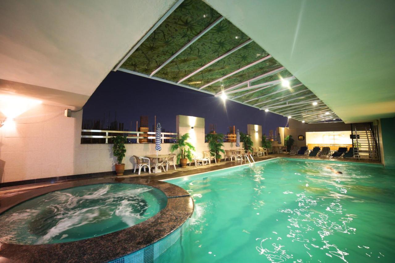 Park Lane Hotel Lahore Esterno foto Swimming pool at the hotel