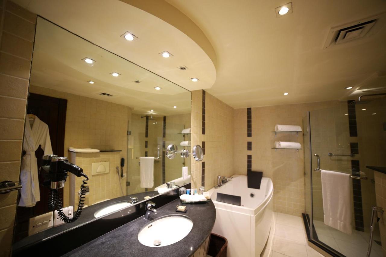 Park Lane Hotel Lahore Esterno foto A bathroom in a hotel