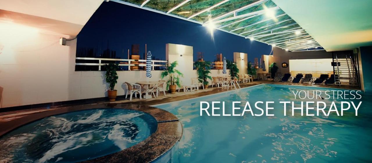 Park Lane Hotel Lahore Esterno foto The pool at the 10th floor of the hotel