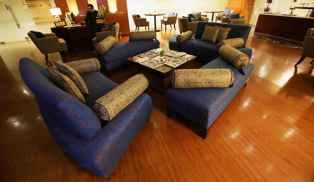 Park Lane Hotel Lahore Esterno foto The lounge at the airport
