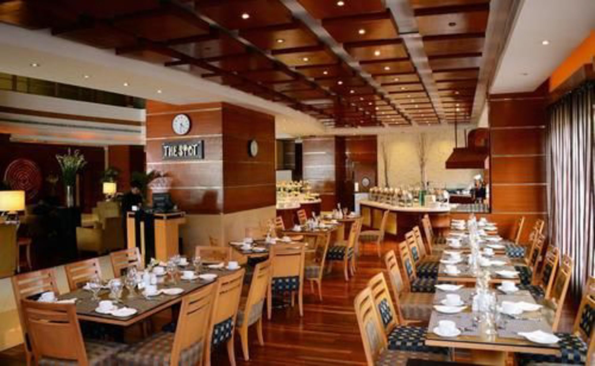 Park Lane Hotel Lahore Esterno foto The interior of the restaurant
